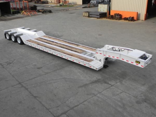 RG-52 • 52 Ton Removable Gooseneck trailer