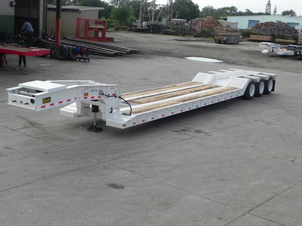 RG-52 • 52 Ton Removable Gooseneck trailer